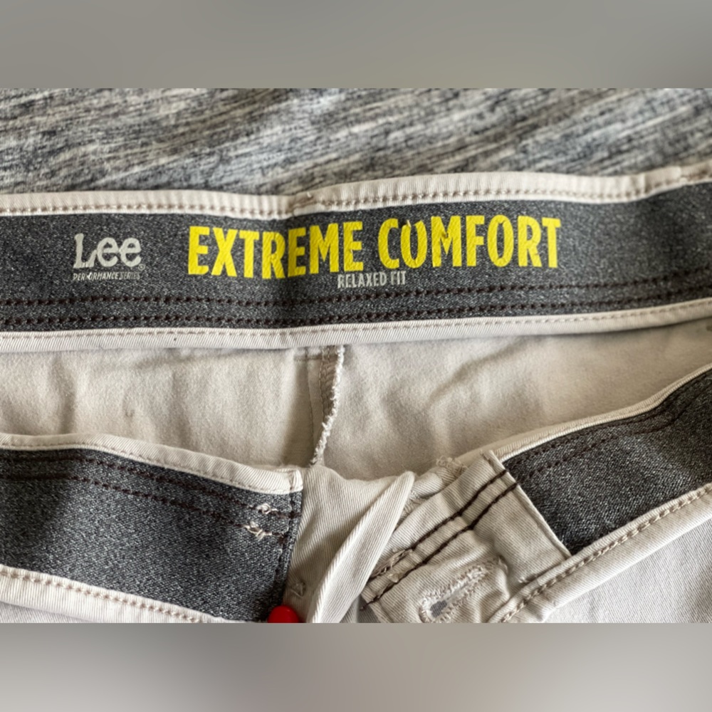 Lee Men’s Extreme Comfort, Relaxed Fit, size 42 x 30, light khaki
